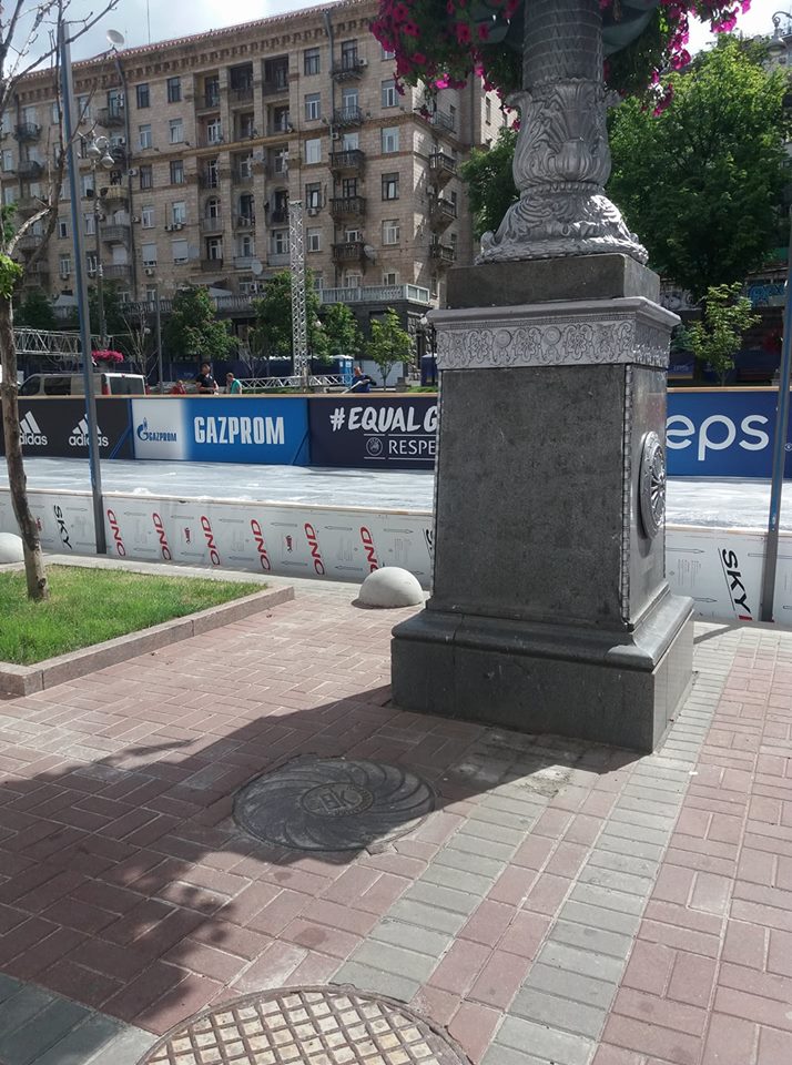 Соцмережі обурили банери з логотипом "Газпрому" у фан-зоні на Хрещатику (фото)