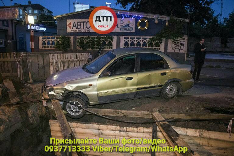 "Воно саме так вийшло": у Києві авто влетіло у будівельний котлован