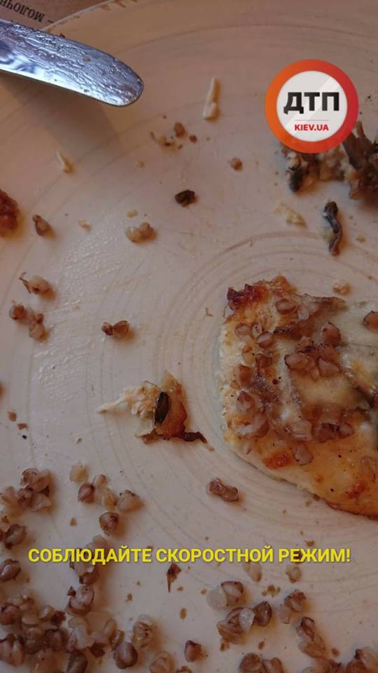 "Таракан в кляре": в киевском кафе посетителей ждал неприятный сюрприз