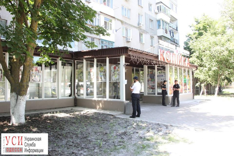 На глазах у покупателей: в Одессе конкуренты разгромили супермаркет (фото)