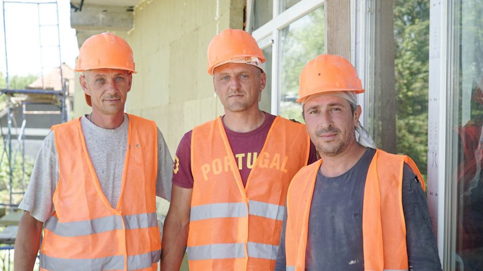 Золотые руки и светлые лица: в сети показали фото работников "Большой стройки"