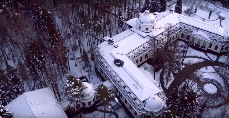 Чтобы не смотрели: под Москвой из-за дворца зама Медведева в домах замуровали окна (видео)