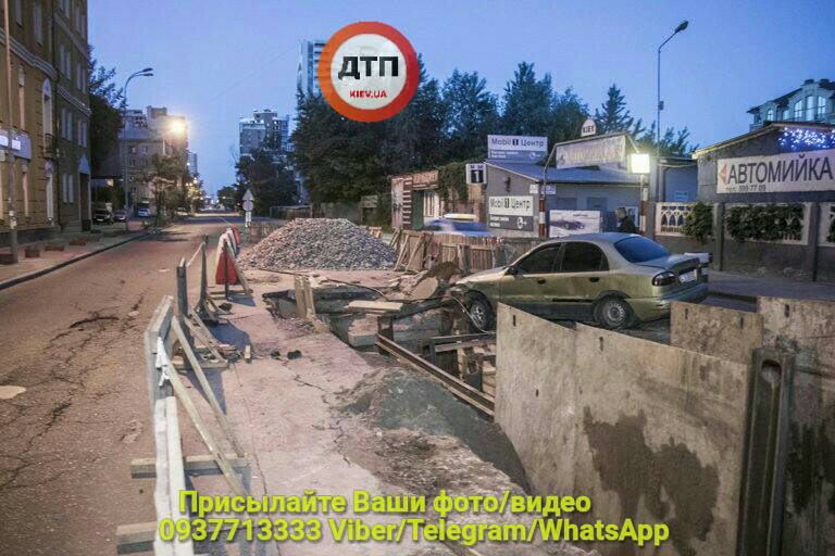 "Воно саме так вийшло": у Києві авто влетіло у будівельний котлован