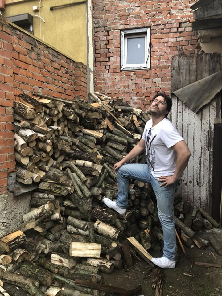 "Ти в трусах, а їм треба вже": Притула розповів про свої гастролі маленькими містами України (фото)