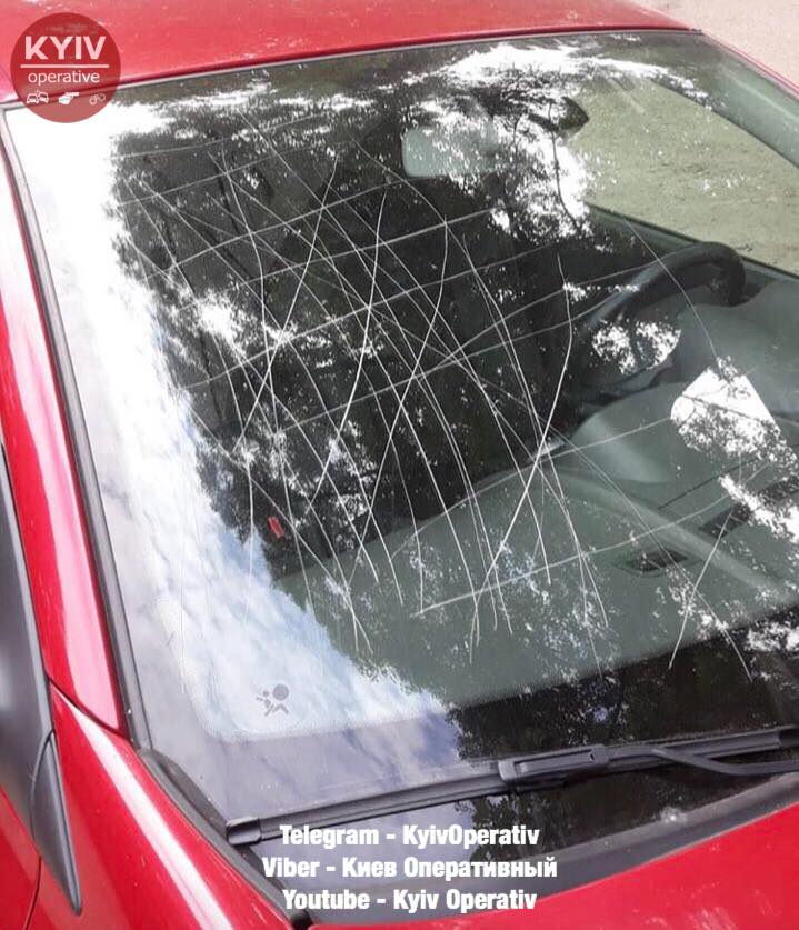 "Дуже свербіли руки": у Києві вандали пошкодили одразу кілька авто (фото)