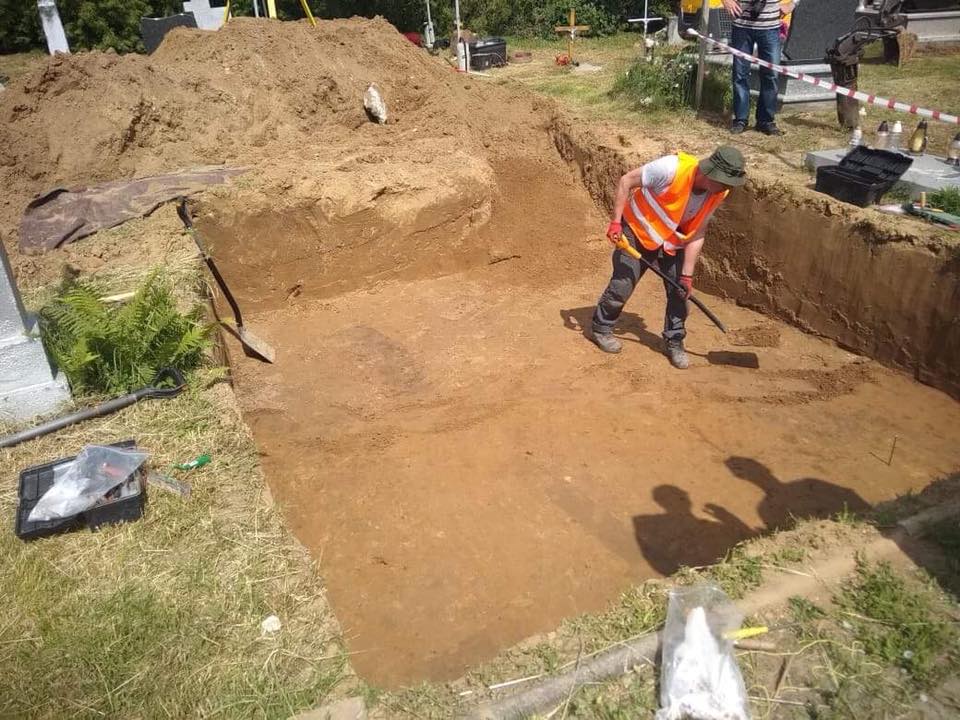 Під зруйнованим пам'ятником воїнам УПА в Польщі виявлені поховання