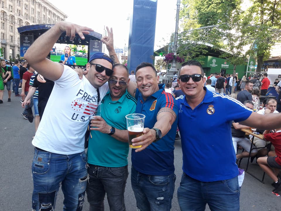 Лига чемпионов в Киеве: как отдыхают фанаты-иностранцы на Крещатике