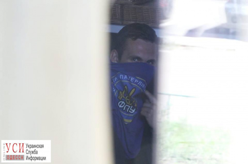 На глазах у покупателей: в Одессе конкуренты разгромили супермаркет (фото)