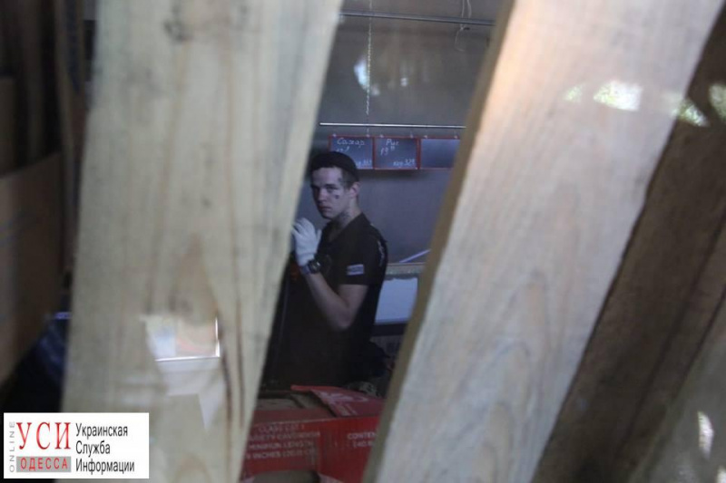 На глазах у покупателей: в Одессе конкуренты разгромили супермаркет (фото)