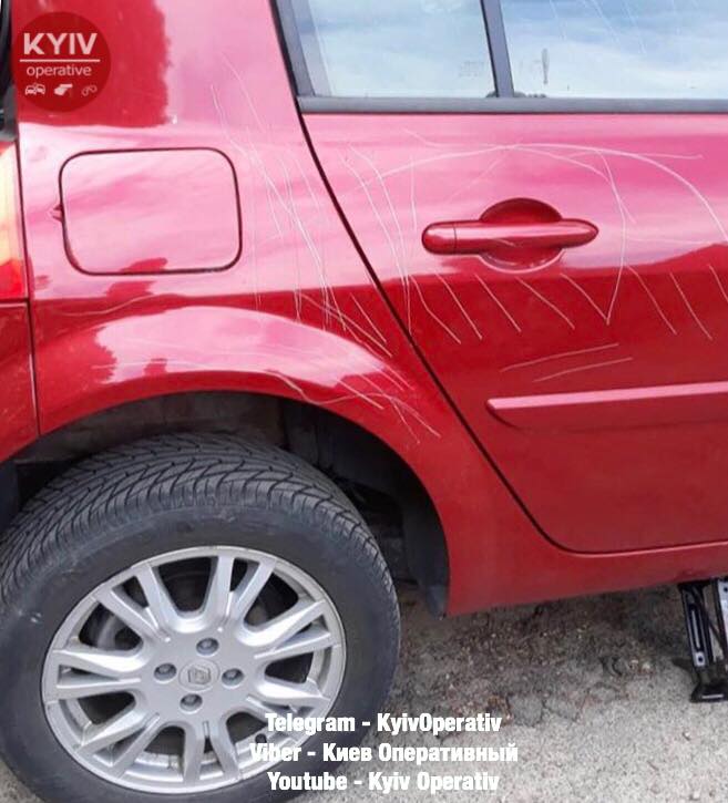 "Дуже свербіли руки": у Києві вандали пошкодили одразу кілька авто (фото)