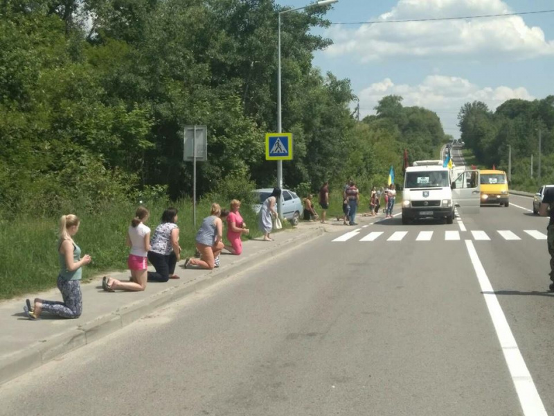 Встречали на коленях, прощались со слезами на глазах: сотни людей во Львове почтили память героя ООС (фото, видео)