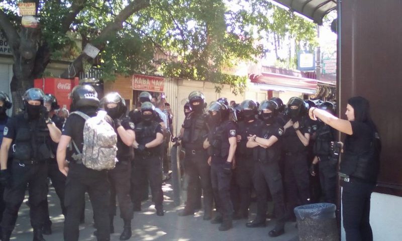 Погроми на "Лісовий" у Києві: в мережі опублікували показові фото правоохоронців