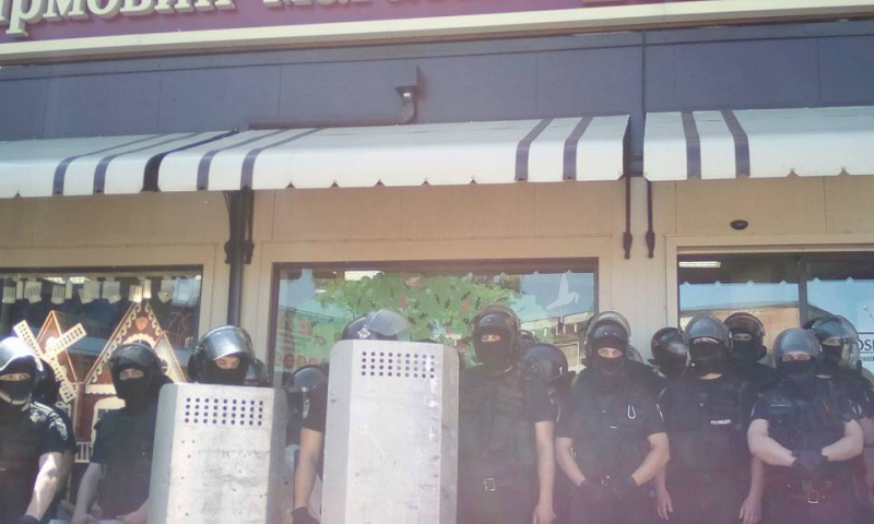 Погроми на "Лісовий" у Києві: в мережі опублікували показові фото правоохоронців