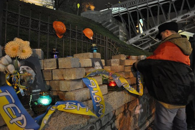 В Киеве на Аллее Героев Небесной Сотни появились рождественские детали