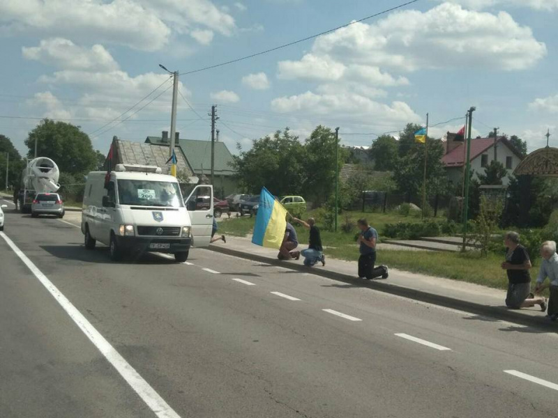 Встречали на коленях, прощались со слезами на глазах: сотни людей во Львове почтили память героя ООС (фото, видео)