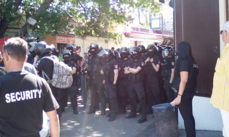 Погроми на "Лісовий" у Києві: в мережі опублікували показові фото правоохоронців