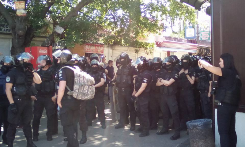 Погроми на "Лісовий" у Києві: в мережі опублікували показові фото правоохоронців