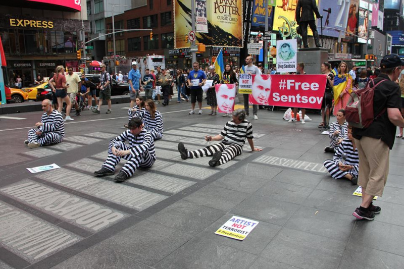 "Время истекает": в Нью-Йорке прошла красочная акция в поддержку Сенцова (фото)