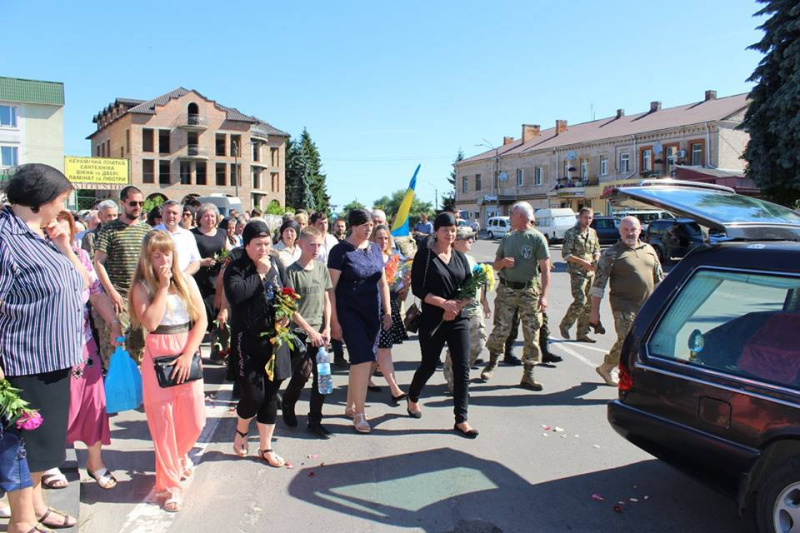 У Рівненській області попрощалися із загиблим на Донбасі добровольцем (фото)