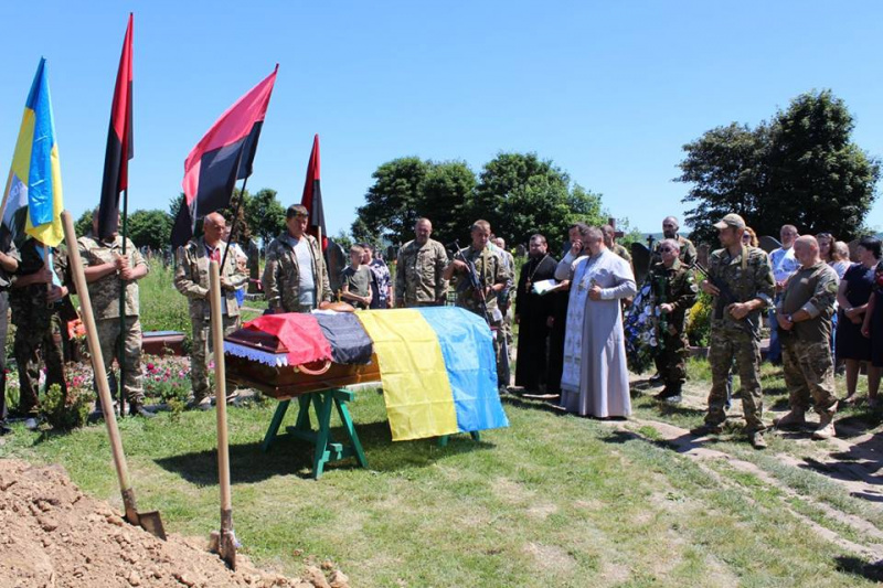 У Рівненській області попрощалися із загиблим на Донбасі добровольцем (фото)