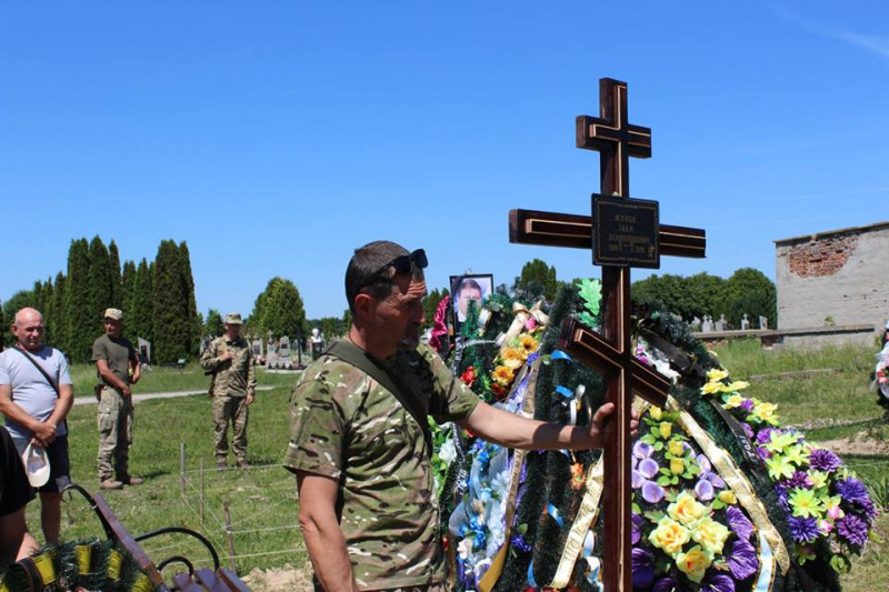 У Рівненській області попрощалися із загиблим на Донбасі добровольцем (фото)