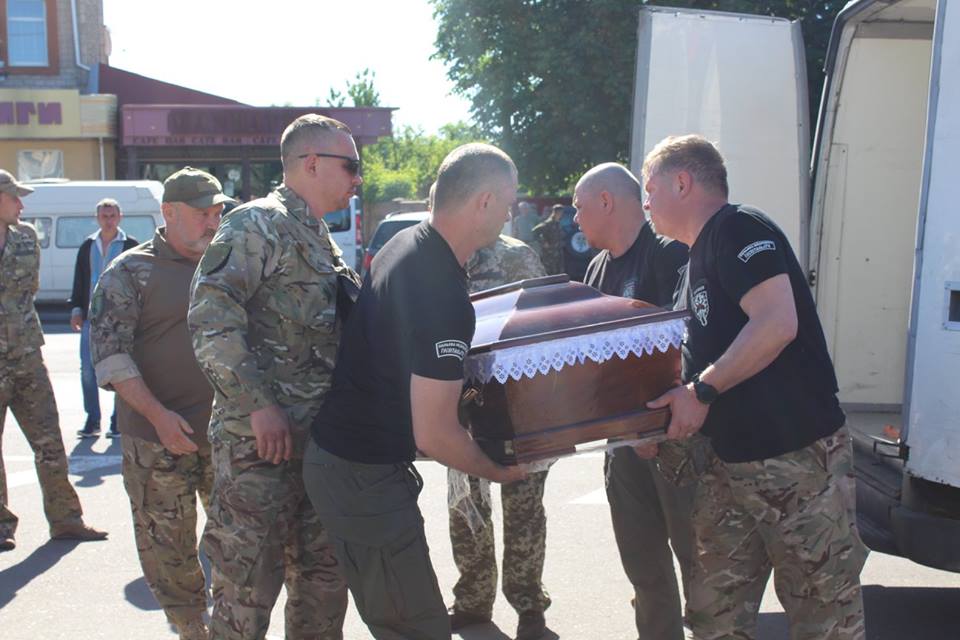 У Рівненській області попрощалися із загиблим на Донбасі добровольцем (фото)