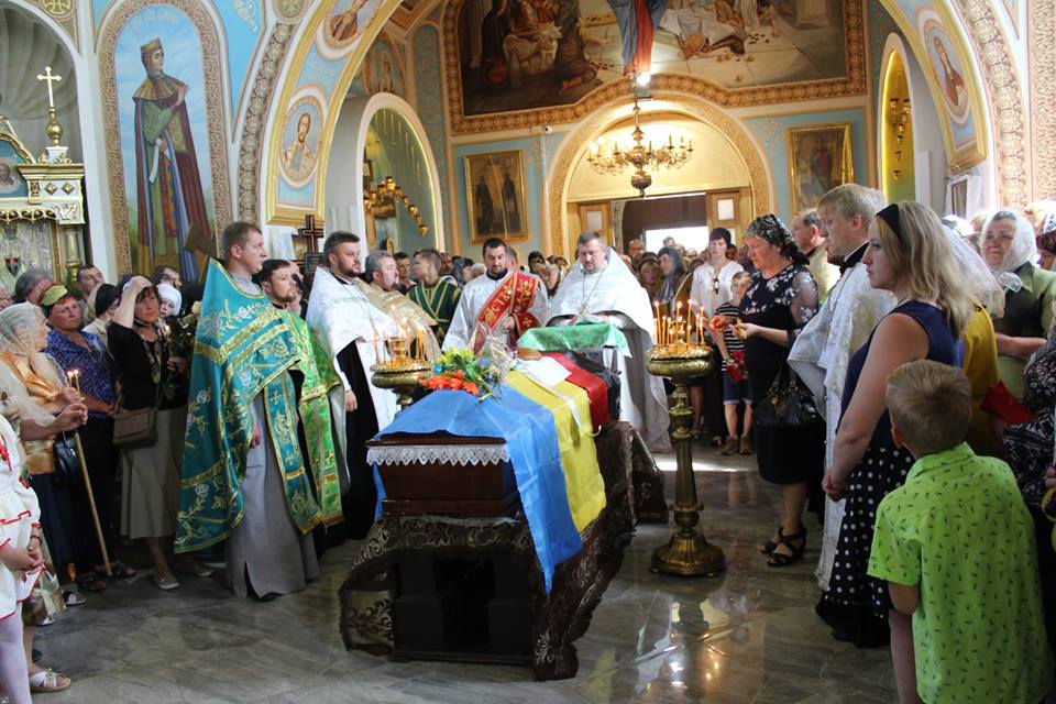 У Рівненській області попрощалися із загиблим на Донбасі добровольцем (фото)