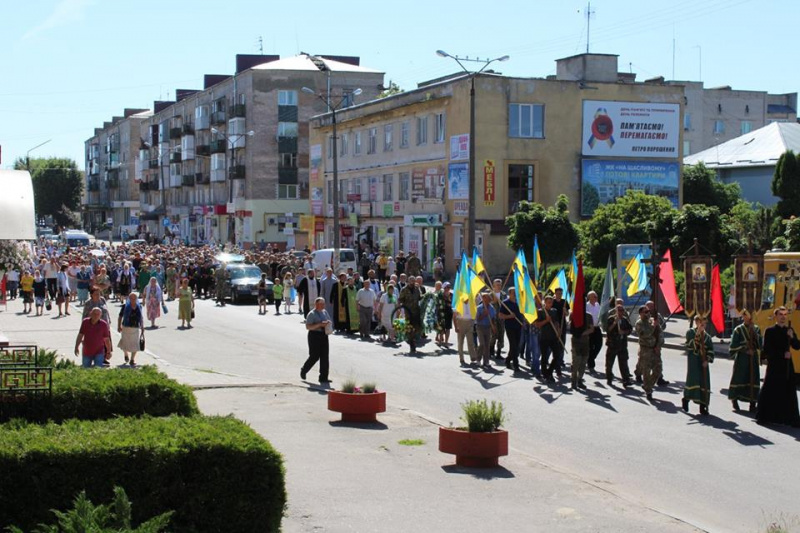 У Рівненській області попрощалися із загиблим на Донбасі добровольцем (фото)