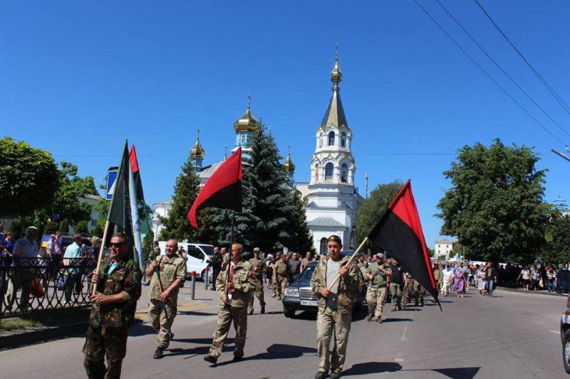 У Рівненській області попрощалися із загиблим на Донбасі добровольцем (фото)