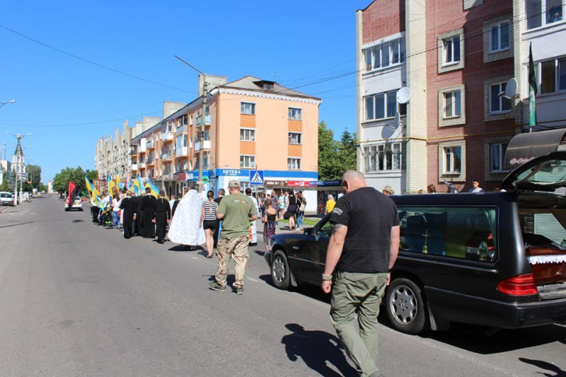 У Рівненській області попрощалися із загиблим на Донбасі добровольцем (фото)