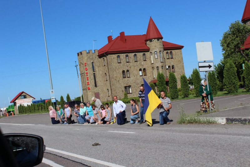 У Рівненській області попрощалися із загиблим на Донбасі добровольцем (фото)
