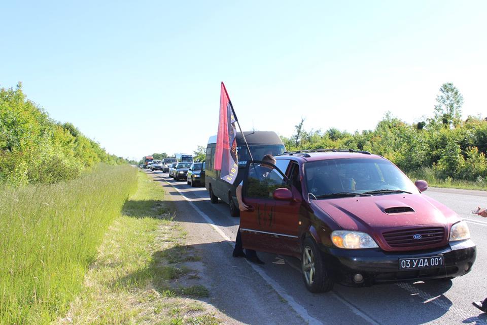 У Рівненській області попрощалися із загиблим на Донбасі добровольцем (фото)