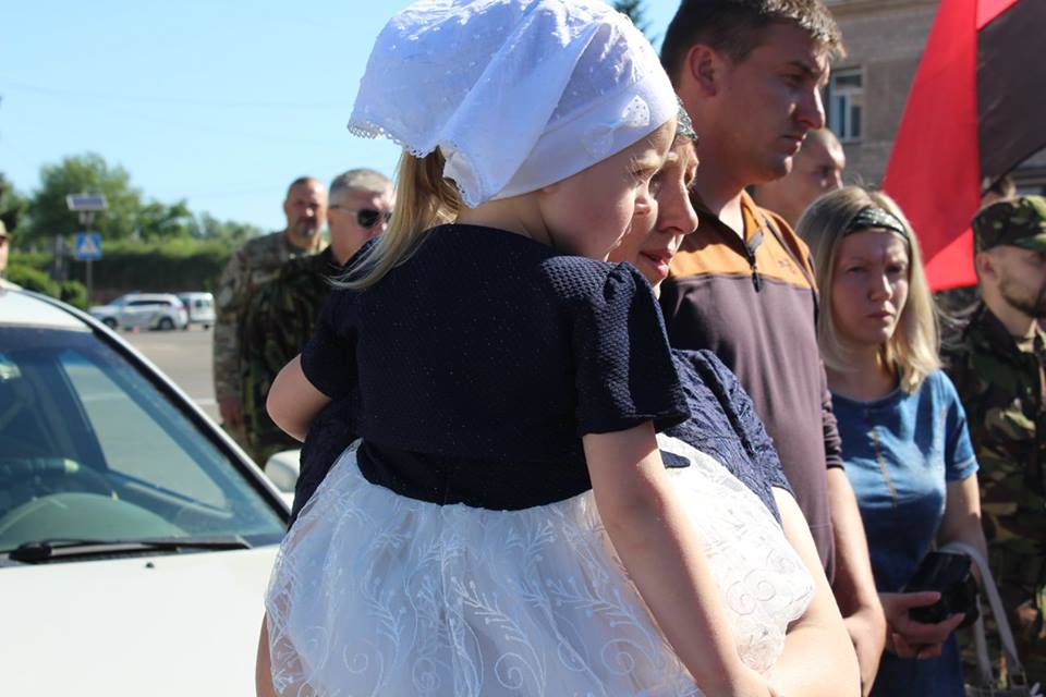 У Рівненській області попрощалися із загиблим на Донбасі добровольцем (фото)
