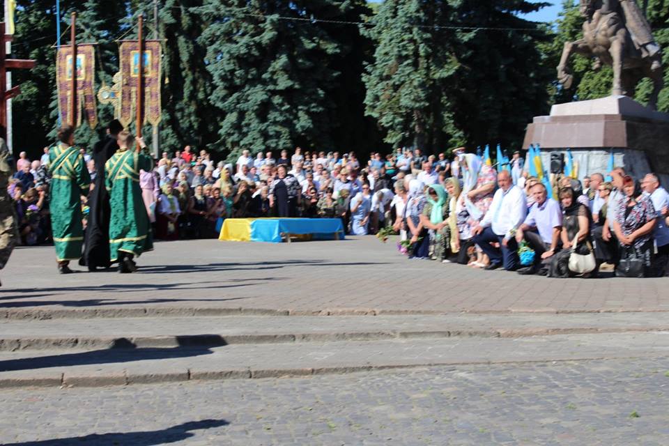 У Рівненській області попрощалися із загиблим на Донбасі добровольцем (фото)