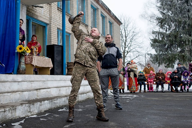 Справжні народні гуляння: бійці ЗСУ влаштували свято Масляної у прифронтовому місті