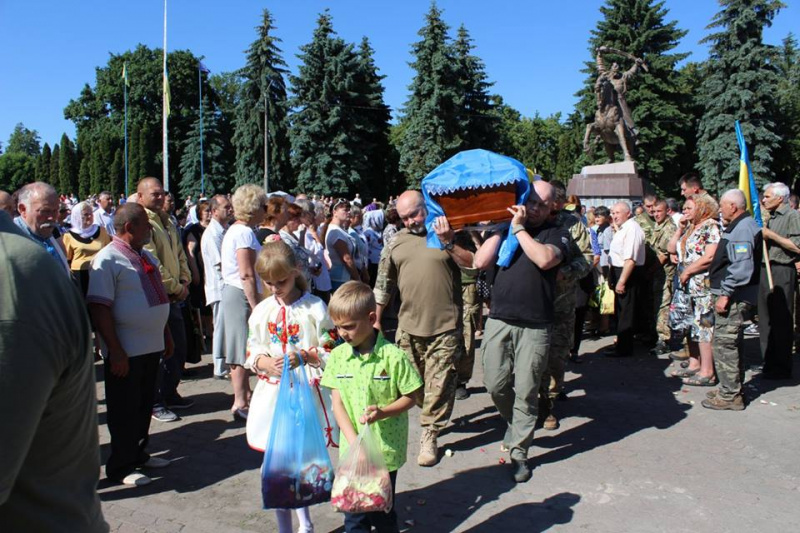 У Рівненській області попрощалися із загиблим на Донбасі добровольцем (фото)