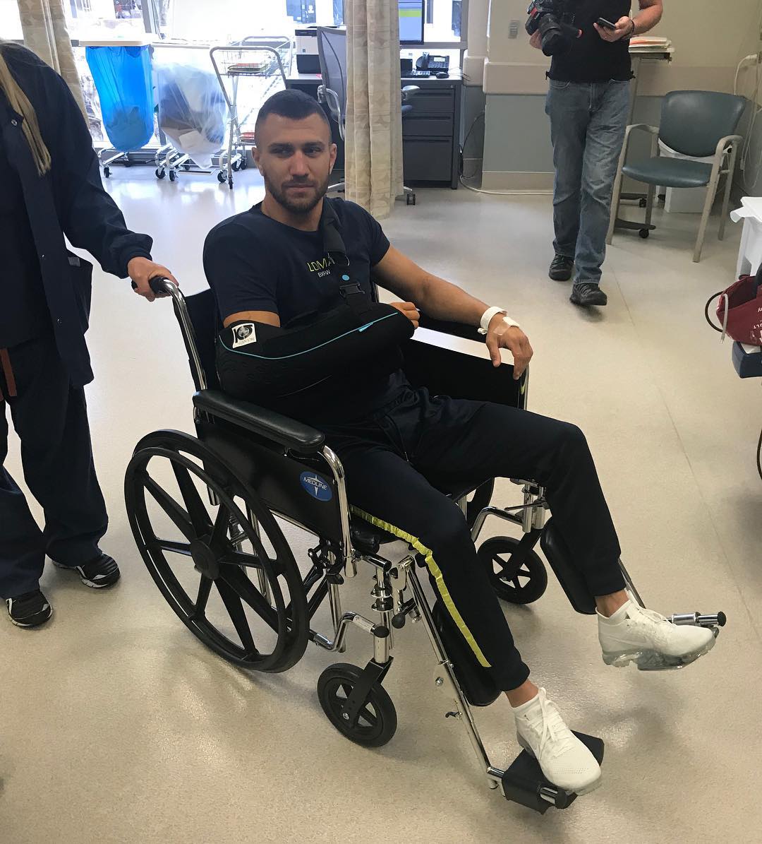 Ломаченко прооперировали: первые фото после хирургического вмешательства