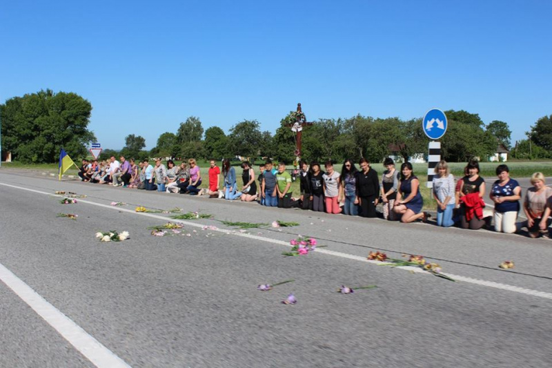У Рівненській області попрощалися із загиблим на Донбасі добровольцем (фото)