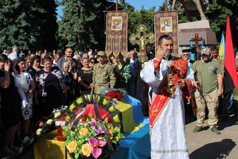 У Рівненській області попрощалися із загиблим на Донбасі добровольцем (фото)