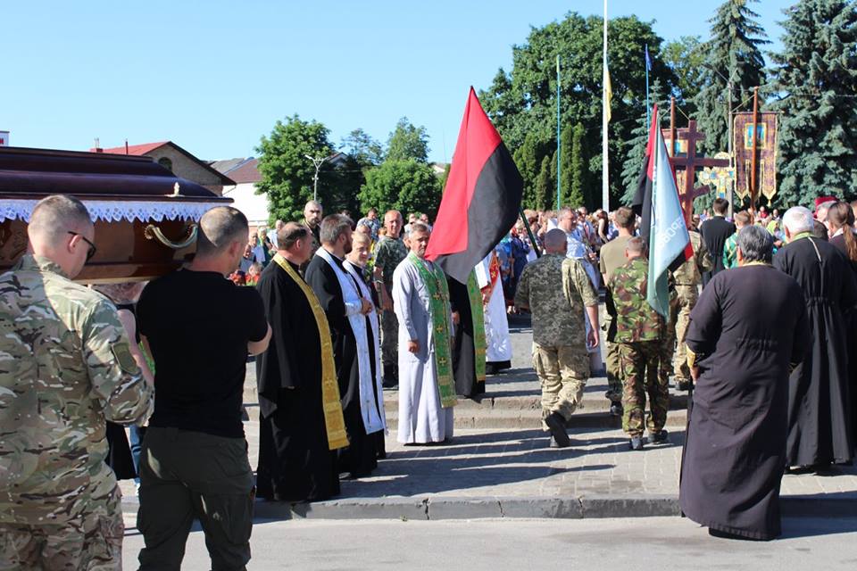 У Рівненській області попрощалися із загиблим на Донбасі добровольцем (фото)