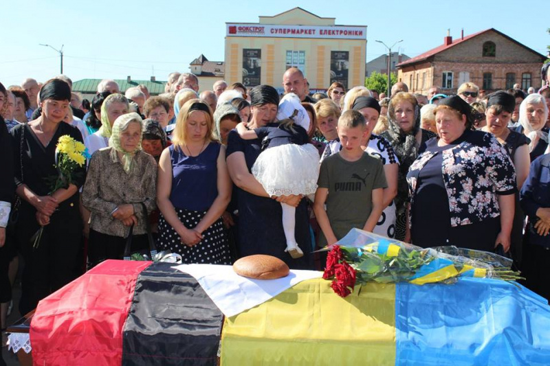 У Рівненській області попрощалися із загиблим на Донбасі добровольцем (фото)