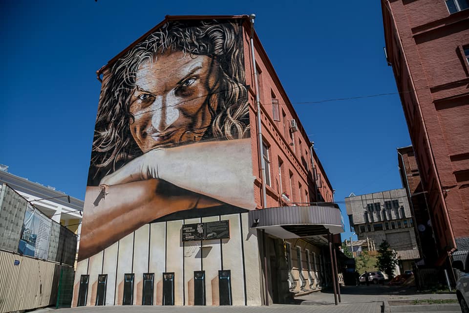 У Харкові з'явився величезний портрет Кузьми Скрябіна