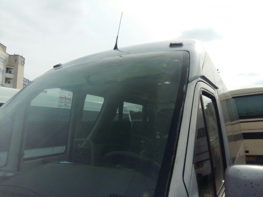 Лобовое стекло со следами от пуль