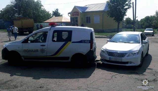 Невдала втеча: під Харковом нахабна дівчина протаранила авто поліції (фото)