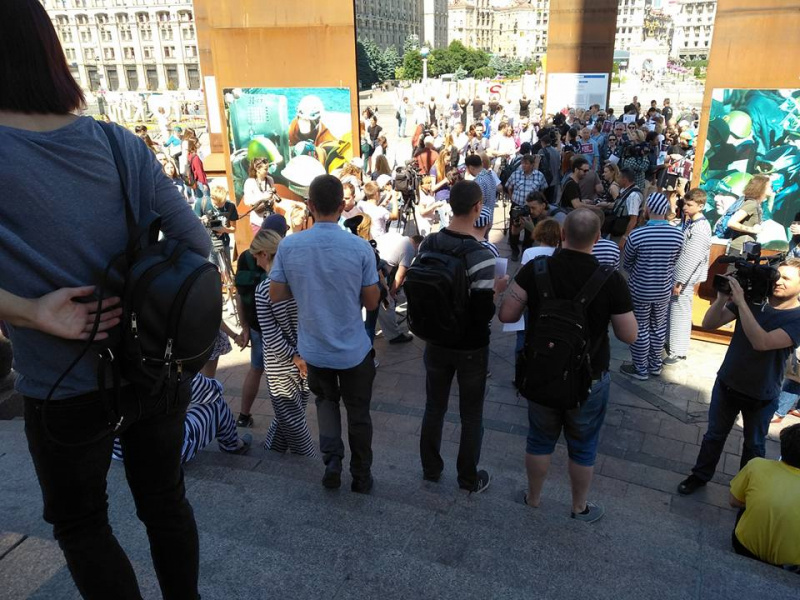 "Красная карточка для Кремля": в сети призвали освободить политзаключенных (фото)