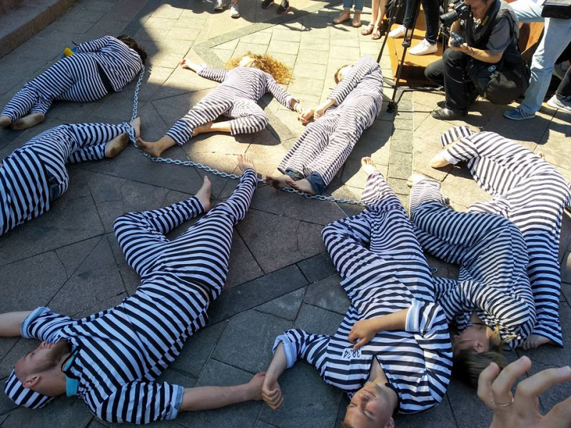 "Красная карточка для Кремля": в сети призвали освободить политзаключенных (фото)