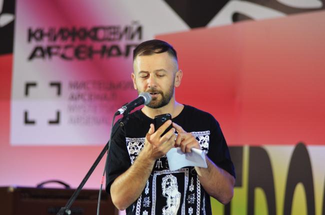 "Выбросило на обочину встречной полосы": в Киеве украинский поэт попал в ДТП (фото)