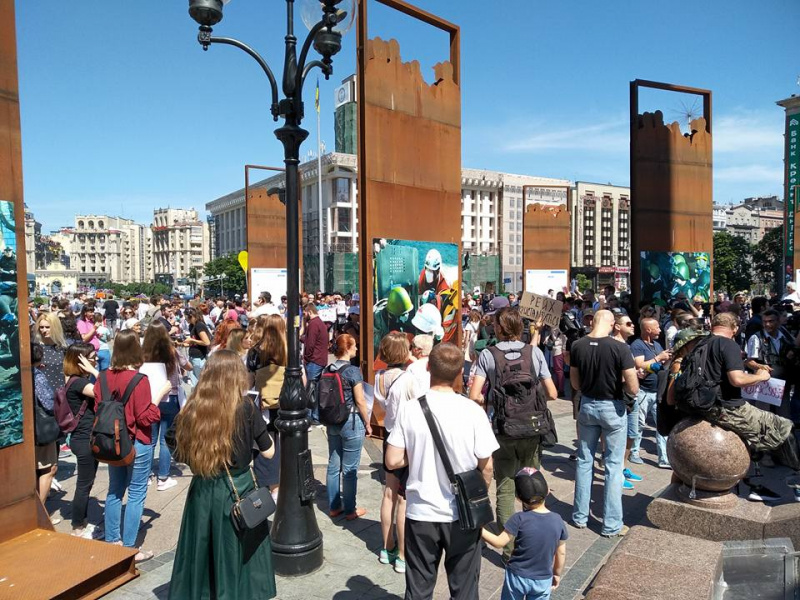 "Красная карточка для Кремля": в сети призвали освободить политзаключенных (фото)