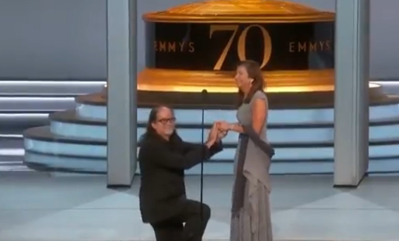Лауреат премии Эмми 2018 сделал на сцене предложение руки и сердца (видео)