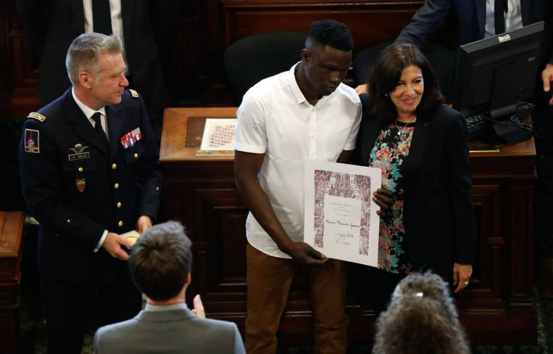 "Людина-павук" з Парижа отримав нагороду за порятунок дитини